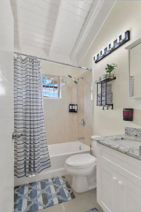 Fully Air Conditioned Colbeck Manor - The Geenie Gates Old Harbour 0*,