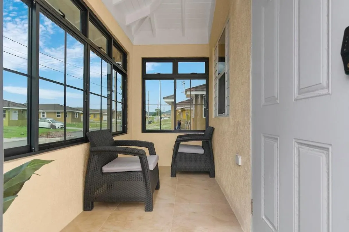Fully Air Conditioned Colbeck Manor - The Geenie Gates Old Harbour Semesterbostad